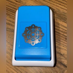 2021 Creative Memories Blooming
Medallion Decorative Punch (Retired)